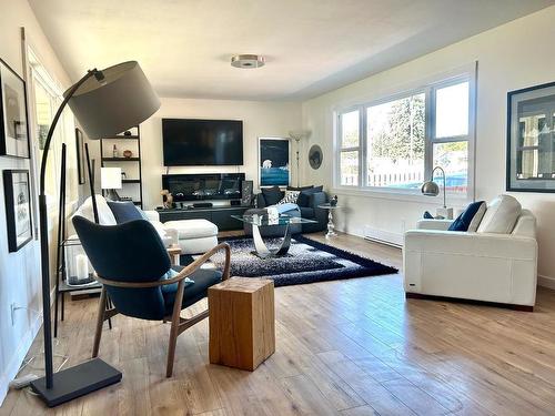 658 Dixon Creek Road, Barriere, BC - Indoor Photo Showing Living Room