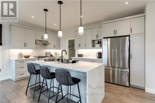2583 Buroak Dr, London, ON - Indoor Photo Showing Kitchen With Upgraded Kitchen