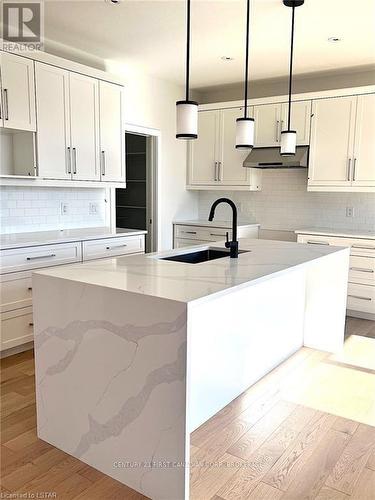 2583 Buroak Dr, London, ON - Indoor Photo Showing Kitchen