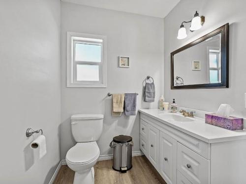 106E N. Thompson Highway E, Clearwater, BC - Indoor Photo Showing Bathroom