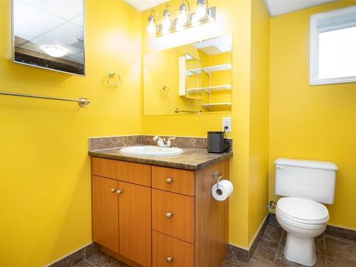 505 Mugford Road, Kelowna, BC - Indoor Photo Showing Bathroom
