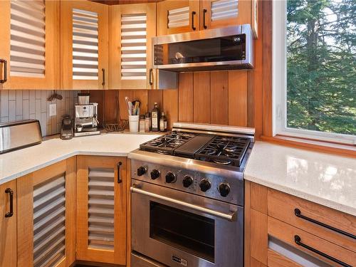1015 Peninsula Rd, Ucluelet, BC - Indoor Photo Showing Kitchen