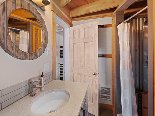 1015 Peninsula Rd, Ucluelet, BC - Indoor Photo Showing Bathroom
