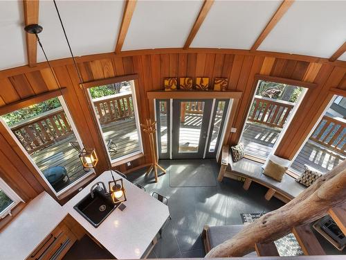 1015 Peninsula Rd, Ucluelet, BC - Indoor With Fireplace