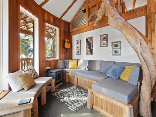 1015 Peninsula Rd, Ucluelet, BC - Indoor Photo Showing Living Room