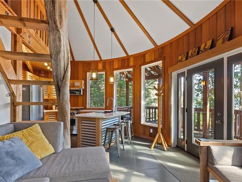 1015 Peninsula Rd, Ucluelet, BC - Indoor