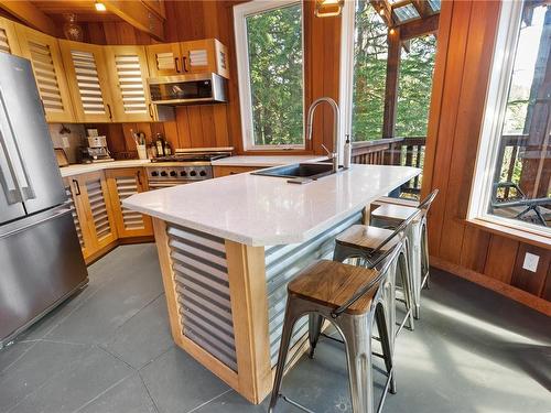 1015 Peninsula Rd, Ucluelet, BC - Indoor Photo Showing Kitchen