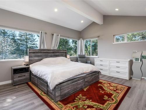 4718 Island Hwy North, Courtenay, BC - Indoor Photo Showing Bedroom