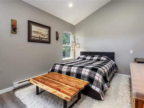 4718 Island Hwy North, Courtenay, BC - Indoor Photo Showing Bedroom