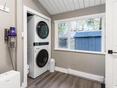4718 Island Hwy North, Courtenay, BC - Indoor Photo Showing Laundry Room