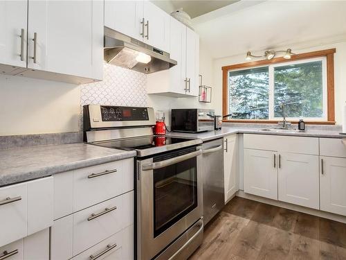 4718 Island Hwy North, Courtenay, BC - Indoor Photo Showing Kitchen