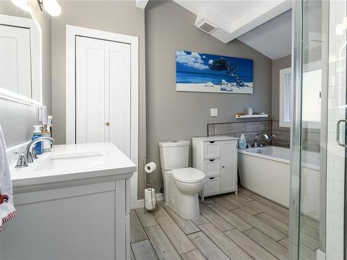 4718 Island Hwy North, Courtenay, BC - Indoor Photo Showing Bathroom