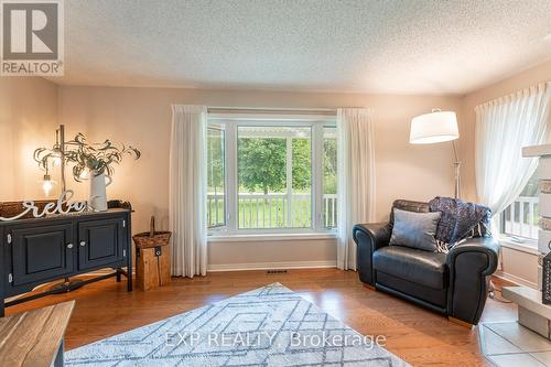 168 Queens Bush Drive, Meaford, ON - Indoor Photo Showing Living Room