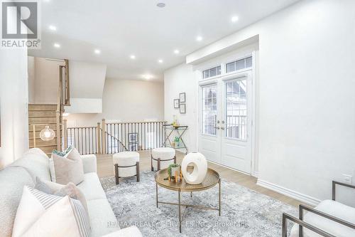 574 Queen Mary Drive, Brampton, ON - Indoor Photo Showing Living Room