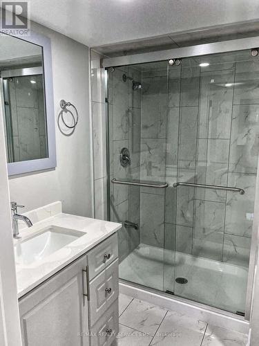574 Queen Mary Dr, Brampton, ON - Indoor Photo Showing Bathroom