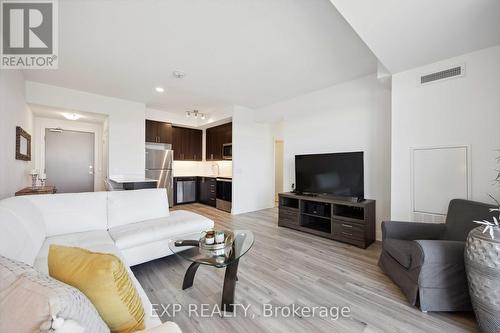701 - 3220 Sheppard Avenue E, Toronto, ON - Indoor Photo Showing Living Room