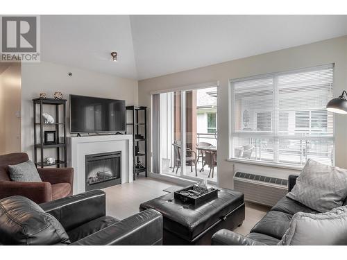 1089 Sunset Drive Unit# 416, Kelowna, BC - Indoor Photo Showing Living Room With Fireplace