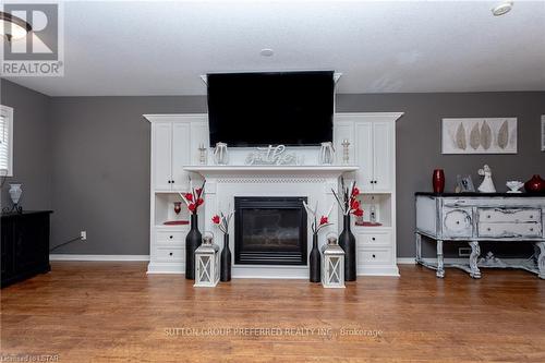 1400 Aspenridge Cres, London, ON - Indoor Photo Showing Living Room With Fireplace