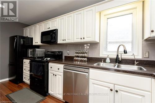 1400 Aspenridge Crescent, London, ON - Indoor Photo Showing Kitchen With Double Sink