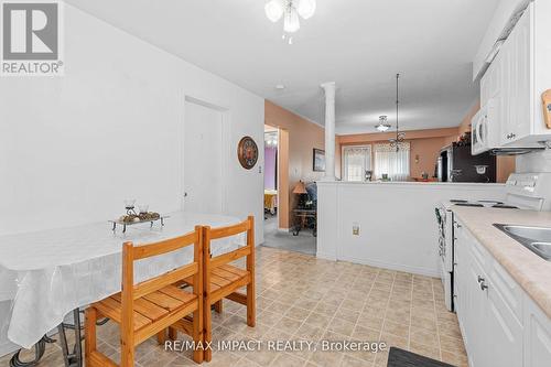 #Lower -39 Marchwood Cres, Clarington, ON - Indoor Photo Showing Kitchen