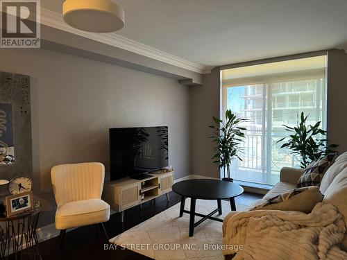 211 - 650 Sheppard Avenue E, Toronto, ON - Indoor Photo Showing Living Room