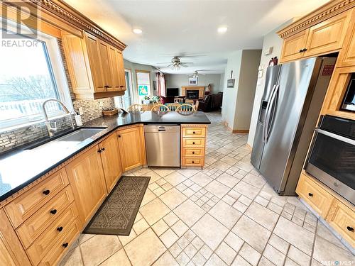 10 Porter Bay, Weyburn, SK - Indoor Photo Showing Kitchen