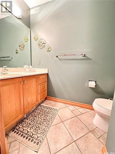 10 Porter Bay, Weyburn, SK - Indoor Photo Showing Bathroom