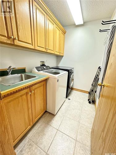 10 Porter Bay, Weyburn, SK - Indoor Photo Showing Laundry Room