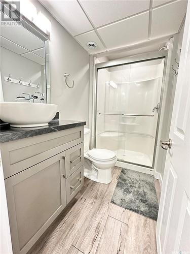 10 Porter Bay, Weyburn, SK - Indoor Photo Showing Bathroom