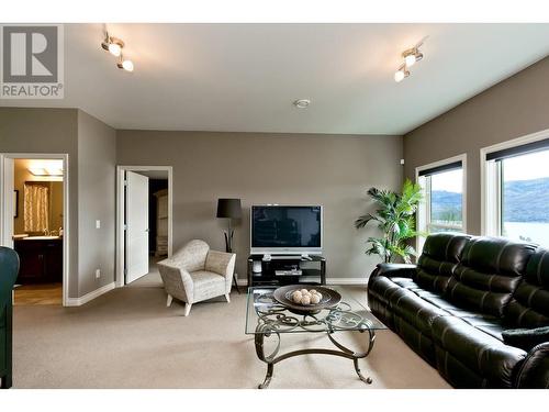 5165 Trepanier Bench Road Unit# 239, Peachland, BC - Indoor Photo Showing Living Room