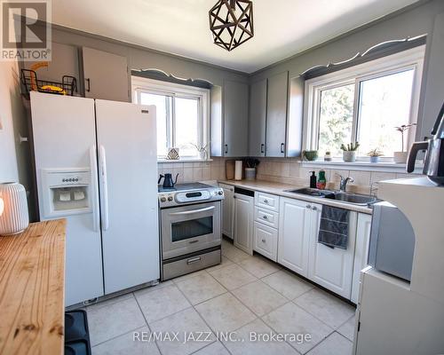 313 Kendalwood Rd, Whitby, ON - Indoor Photo Showing Kitchen With Double Sink