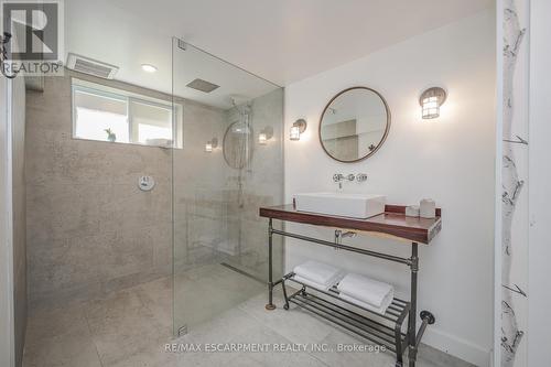 402 Patricia Drive, Burlington, ON - Indoor Photo Showing Bathroom