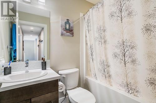 695 Webster Road Unit# 14, Kelowna, BC - Indoor Photo Showing Bathroom