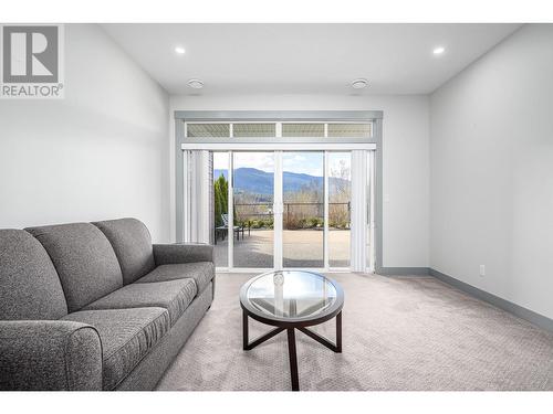 8700 Hofer Drive, Coldstream, BC - Indoor Photo Showing Living Room