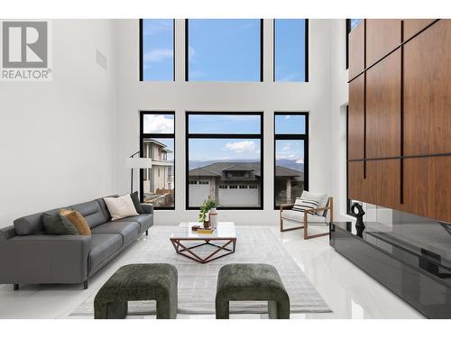 5667 Jasper Way, Kelowna, BC - Indoor Photo Showing Living Room