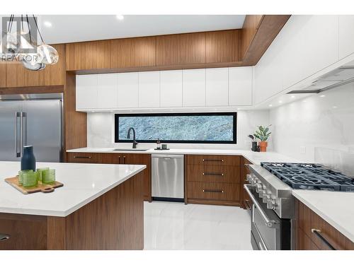 5667 Jasper Way, Kelowna, BC - Indoor Photo Showing Kitchen With Upgraded Kitchen