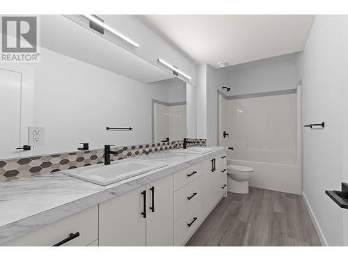 5667 Jasper Way, Kelowna, BC - Indoor Photo Showing Bathroom