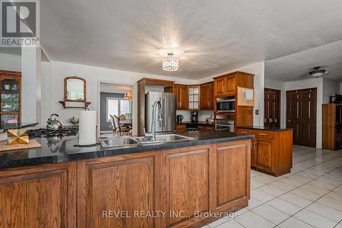 833 Rosehill Rd, Fort Erie, ON - Indoor Photo Showing Kitchen With Double Sink