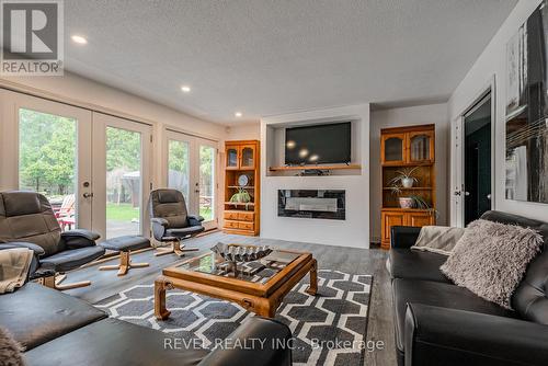 833 Rosehill Rd, Fort Erie, ON - Indoor Photo Showing Living Room With Fireplace