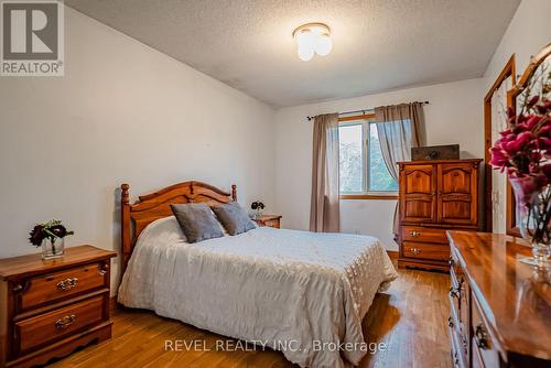 833 Rosehill Rd, Fort Erie, ON - Indoor Photo Showing Bedroom