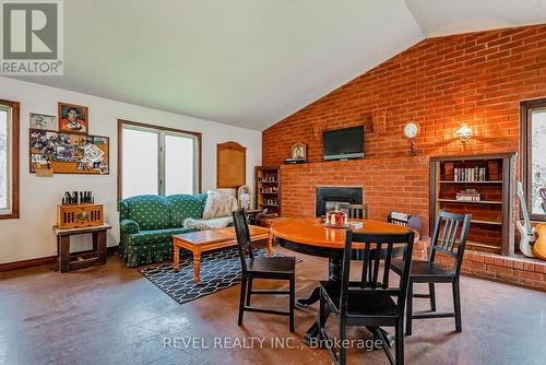 833 Rosehill Rd, Fort Erie, ON - Indoor Photo Showing Living Room With Fireplace