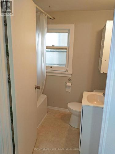 18 Fourth Ave, St. Thomas, ON - Indoor Photo Showing Bathroom