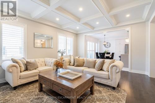 110 Avanti Crescent, Hamilton, ON - Indoor Photo Showing Living Room