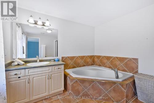 56 Wallace St, New Tecumseth, ON - Indoor Photo Showing Bathroom