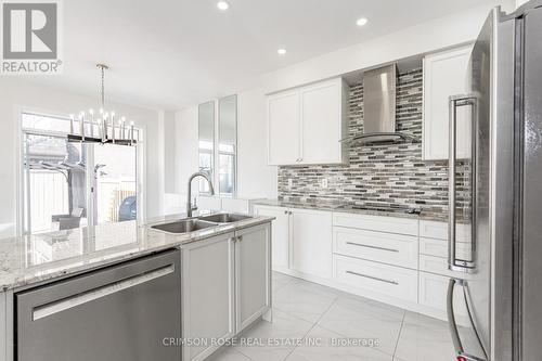 3895 Leonardo St, Burlington, ON - Indoor Photo Showing Kitchen With Double Sink With Upgraded Kitchen