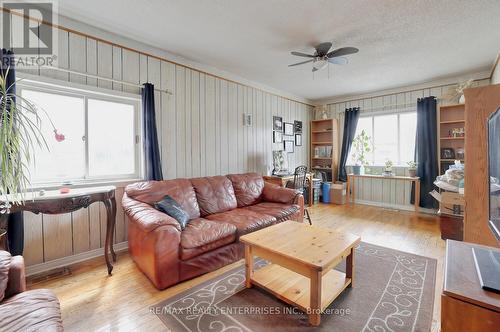 1091 Edgeleigh Ave, Mississauga, ON - Indoor Photo Showing Living Room