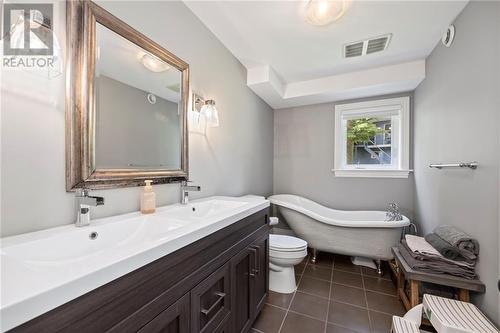 41 Riverview Drive, Rockport, ON - Indoor Photo Showing Bathroom