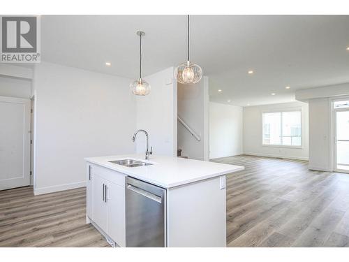 610 Academy Way Unit# 123, Kelowna, BC - Indoor Photo Showing Kitchen With Double Sink With Upgraded Kitchen