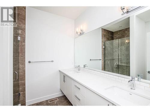 610 Academy Way Unit# 123, Kelowna, BC - Indoor Photo Showing Bathroom