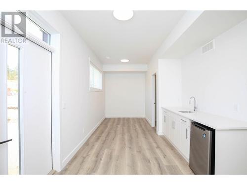 610 Academy Way Unit# 123, Kelowna, BC - Indoor Photo Showing Kitchen